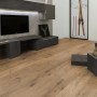 Wohnraum mit Kaindl Excellent Laminat 8 mm Eiche Ferrara Boden in Holzoptik.