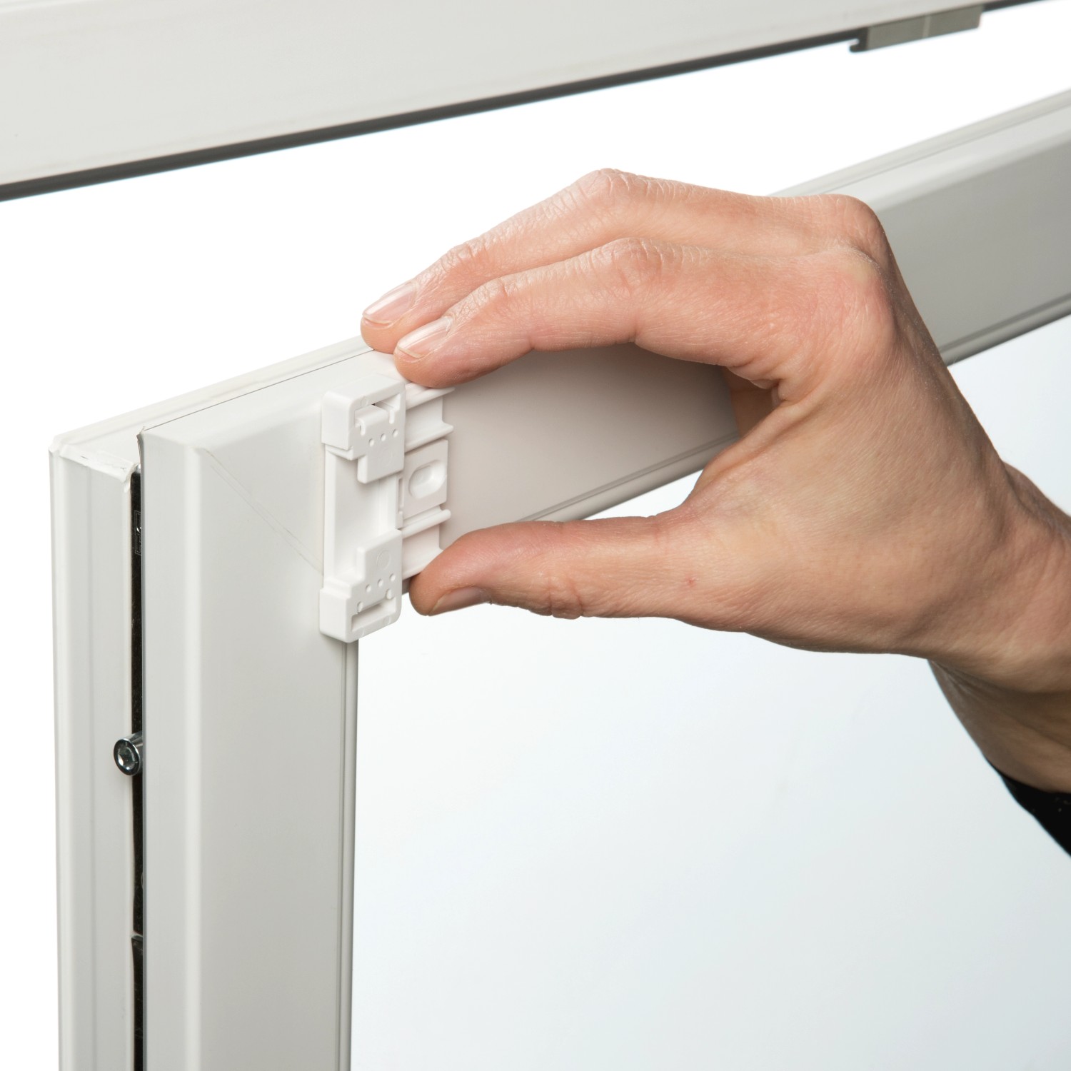 Montage des Gardinia EasyFix Thermo Rollos am Fensterrahmen.