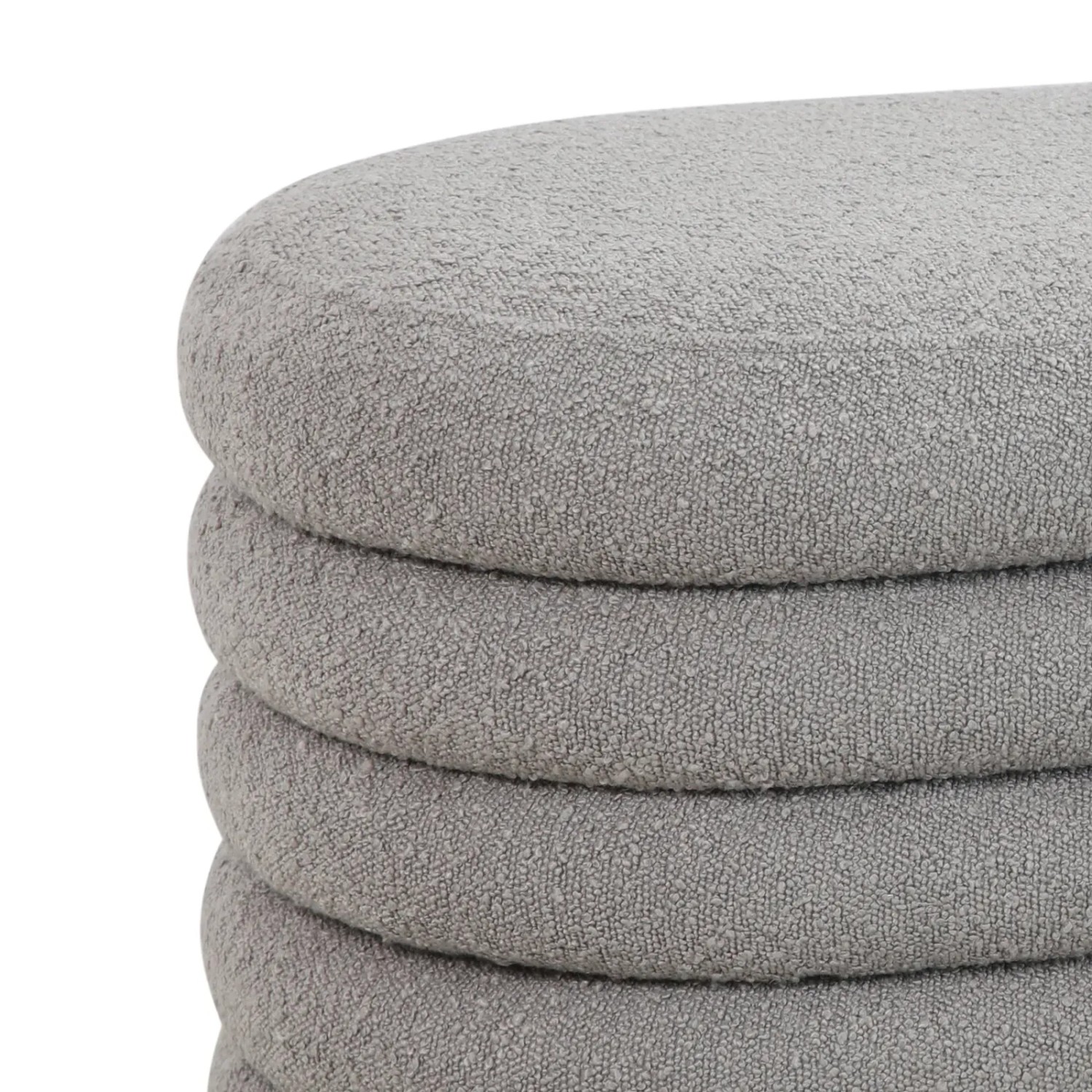 Detailansicht: Svita Blossom XL Hocker in Hellgrau mit Teddybouclé-Bezug.