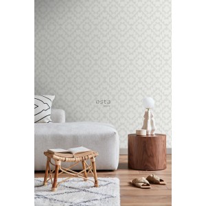 ESTAhome Vliestapete mit hellgrauem und weißem Aztec-Muster in modernem Wohnzimmer. Dekorative Tapete für stilvolle Wände.