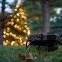 D-Line Wetterschutzbox, faltbar, mit 3 Steckdosen und Kabel im Garten, ideal für Weihnachtsbeleuchtung.