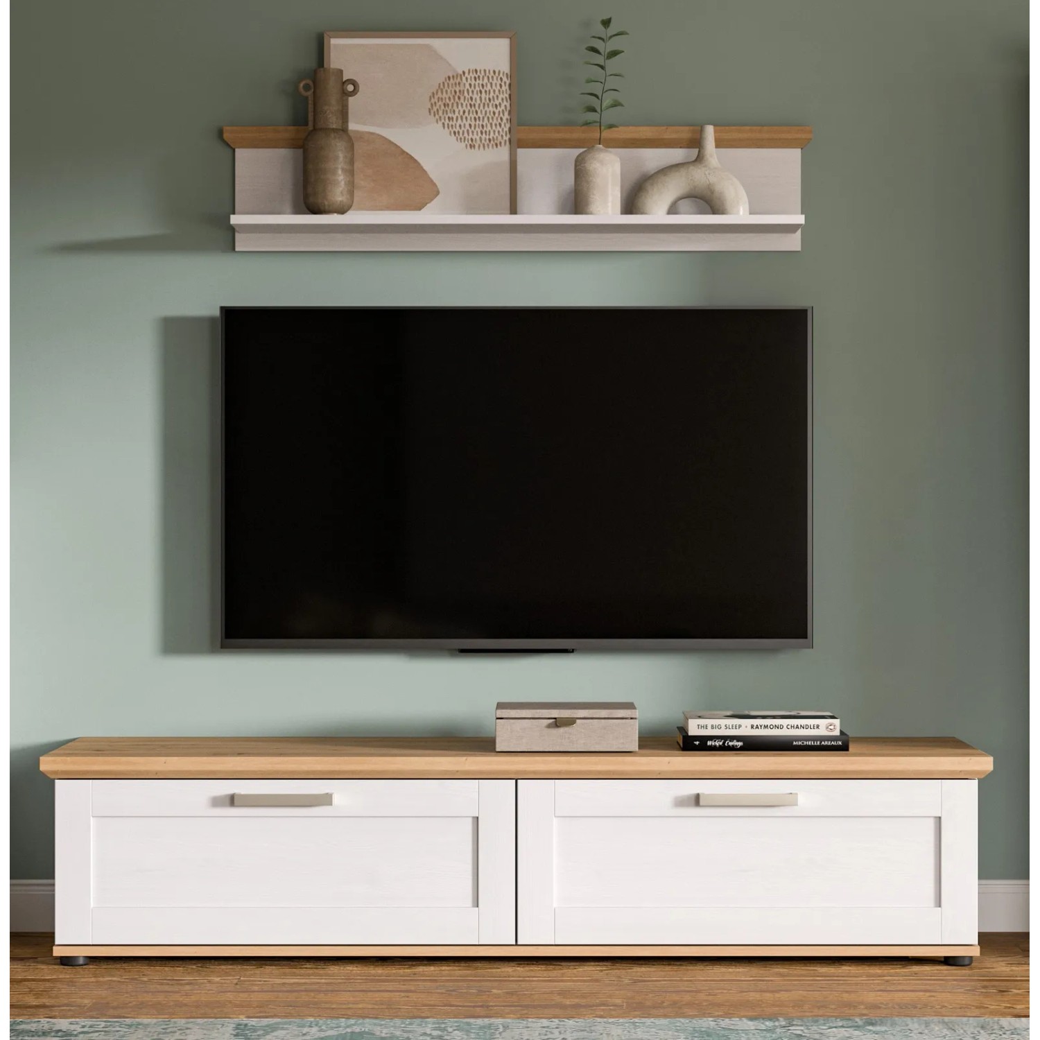 Weißes Wandboard Mirano im Landhausstil, Lärche-Optik mit Eiche-Akzenten, 110 cm, über TV montiert.