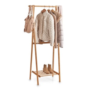 Zeller Garderobenständer aus Bambus mit Kleidung und Schuhen. Praktischer Kleiderständer für mehr Stauraum.