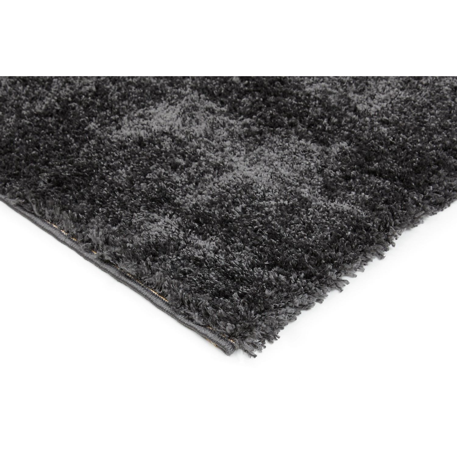 Detailansicht des anthrazitfarbenen Andiamo Teppich Chia (60x110 cm) mit hohem, flauschigem Flor.