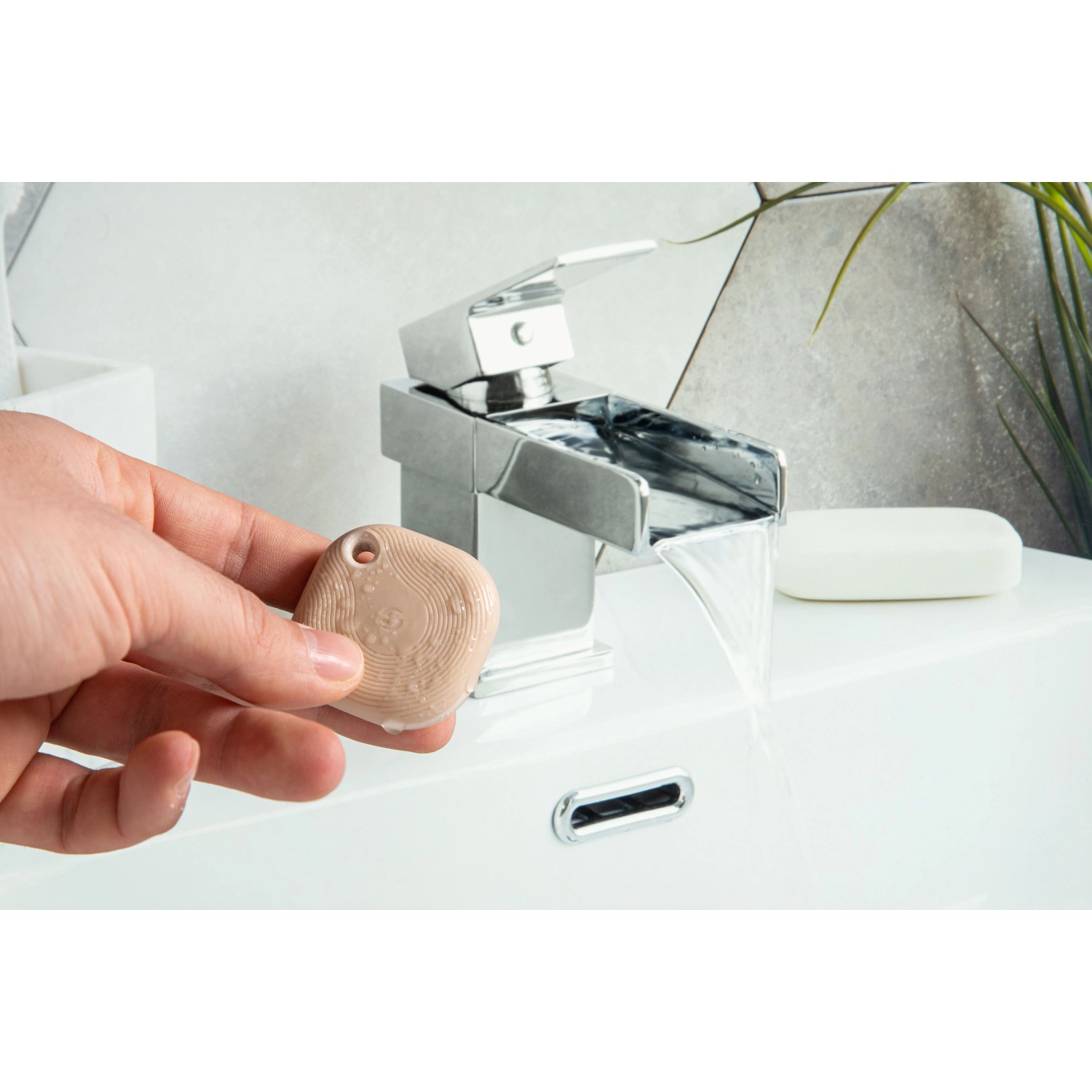 Beiger Shelly Blu Button Tough Bluetooth-Taster für Hausautomation, wasserfest.