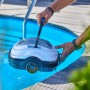 Akku-Poolroboter Orca 45 CL wird in Pool gelassen. Reinigungsroboter für Pools.