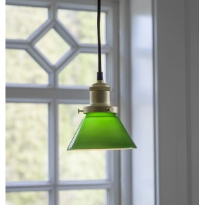 PR Home August Pendelleuchte: Kleine, grüne Glaslampe im skandinavischen Design mit Messingdetails.