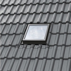 Velux Tageslicht-Spot TWR, 200 cm, in ein graues Ziegeldach integriert.