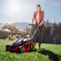 Frau bedient Einhell Akku-Rasenmäher GE-CM 43 Li im Garten. Inkl. 2 Akkus und 63 l Fangkorb.