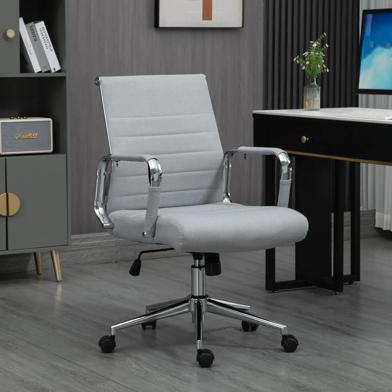 Svita Office Comfort Bürostuhl, hellgrauer Drehstuhl mit niedriger Rückenlehne und Chromgestell.