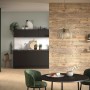 Raum mit Egger DecoWall Wandpaneelen Namur Fichte Natur als Holzwand hinter Esstisch.