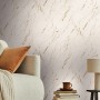 A.S. Création Vliestapete mit Marmoroptik in Beige und Gold an Wohnzimmerwand.