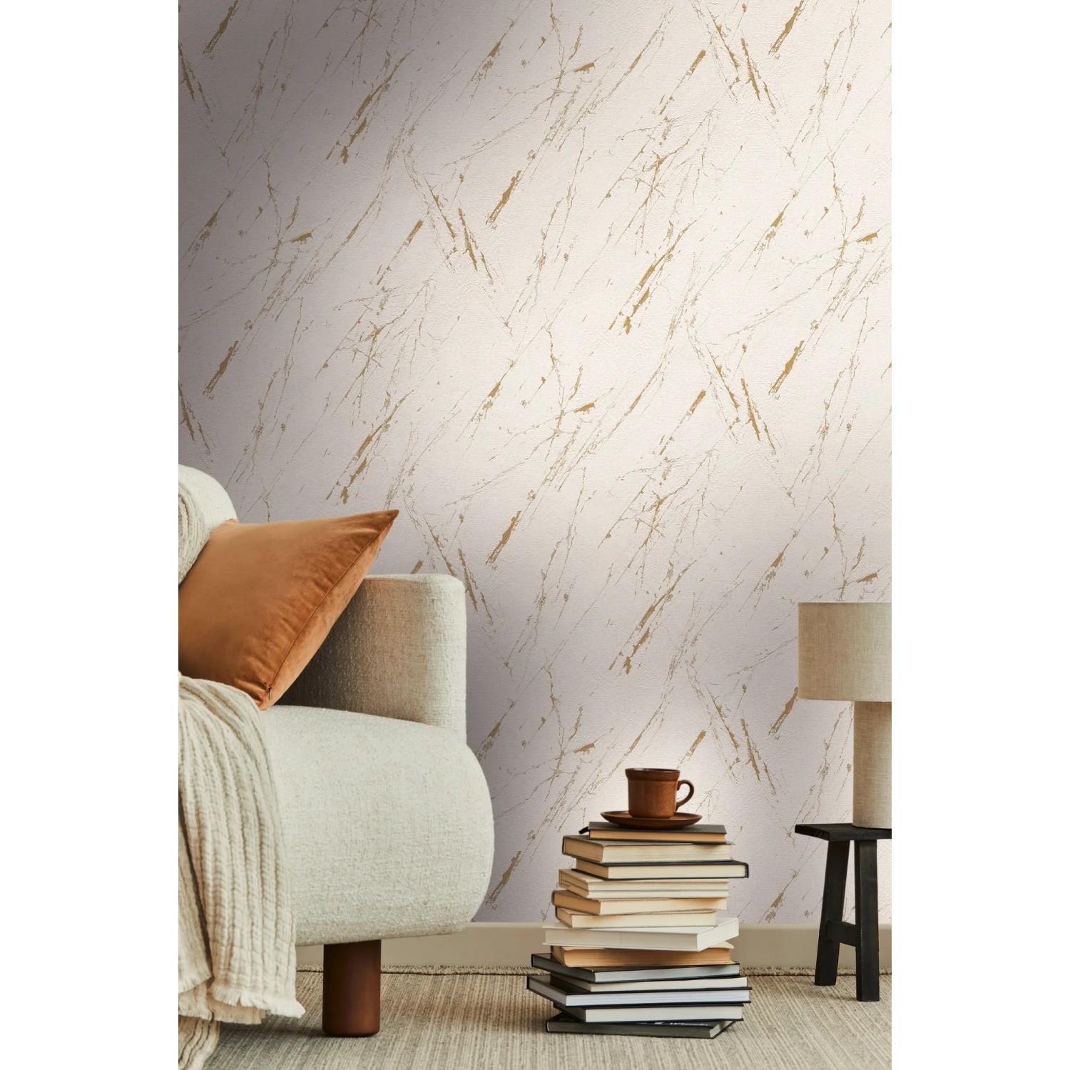 A.S. Création Vliestapete mit Marmoroptik in Beige und Gold an Wohnzimmerwand.