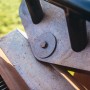 Detailaufnahme: Ferrum Art Design Grillstelle Motorrad in Rostoptik, Stahlblech mit Schraube.