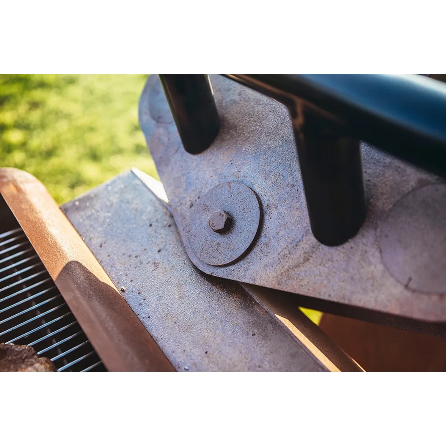 Detailaufnahme: Ferrum Art Design Grillstelle Motorrad in Rostoptik, Stahlblech mit Schraube.