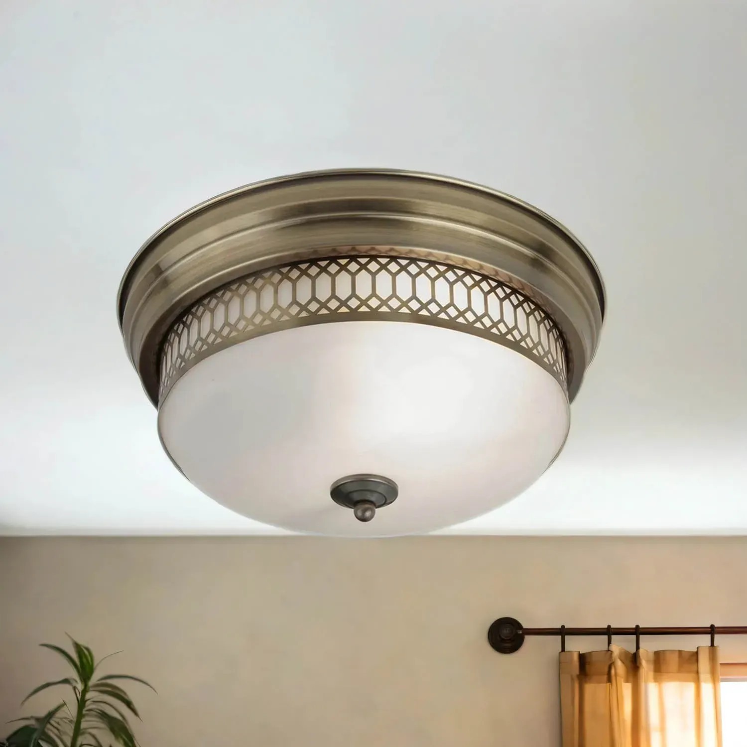 Antik-weiße Deckenlampe mit Messing-Akzenten, geeignet für Badezimmer. Durchmesser 35 cm.