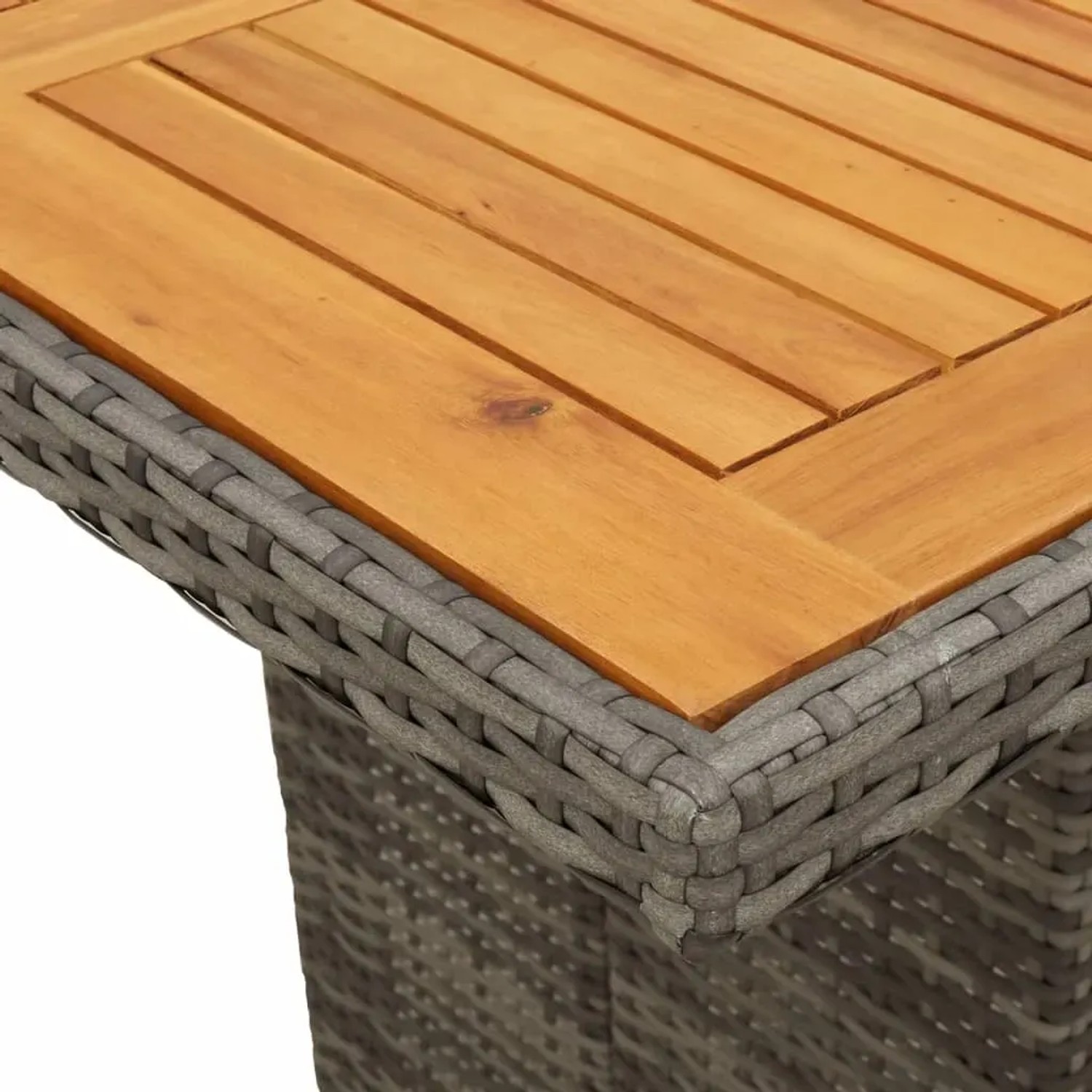 Detailansicht: Gartentisch der vidaXL Essgruppe, Akazienholzplatte, graues Polyrattan-Gestell.