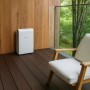 Haier Aurora HE2-3.0 Energiespeicher für Balkonkraftwerke, 3 kWh, auf einer Terrasse mit Stuhl.