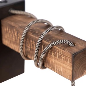 Industrielle Wandleuchte Gallow von QAZQA: Schwarzes Metall mit braunem Holz und Textilkabel.