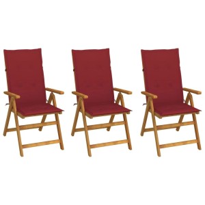 Drei klappbare Gartenstühle aus Akazienholz mit weinroten Auflagen. Perfekt für Garten und Terrasse.