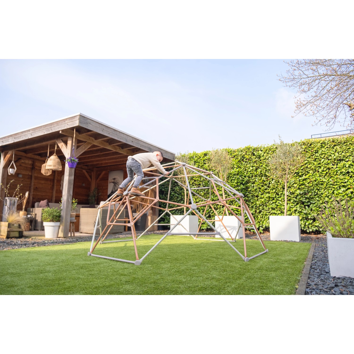 Exit Kletterkuppel Metal Climbing Dome Ø 300 cm im Garten mit Kind beim Klettern.