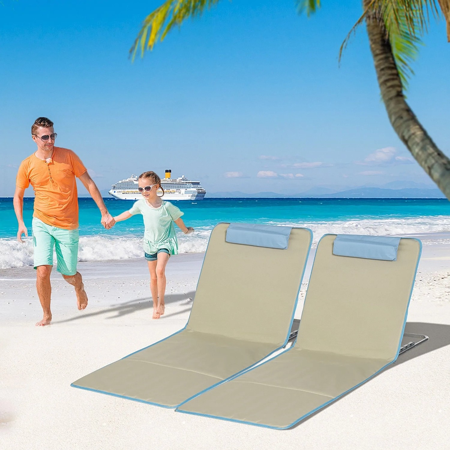 Zwei beige Furnicato Strandmatten-Liegen mit Kopfkissen am Strand.