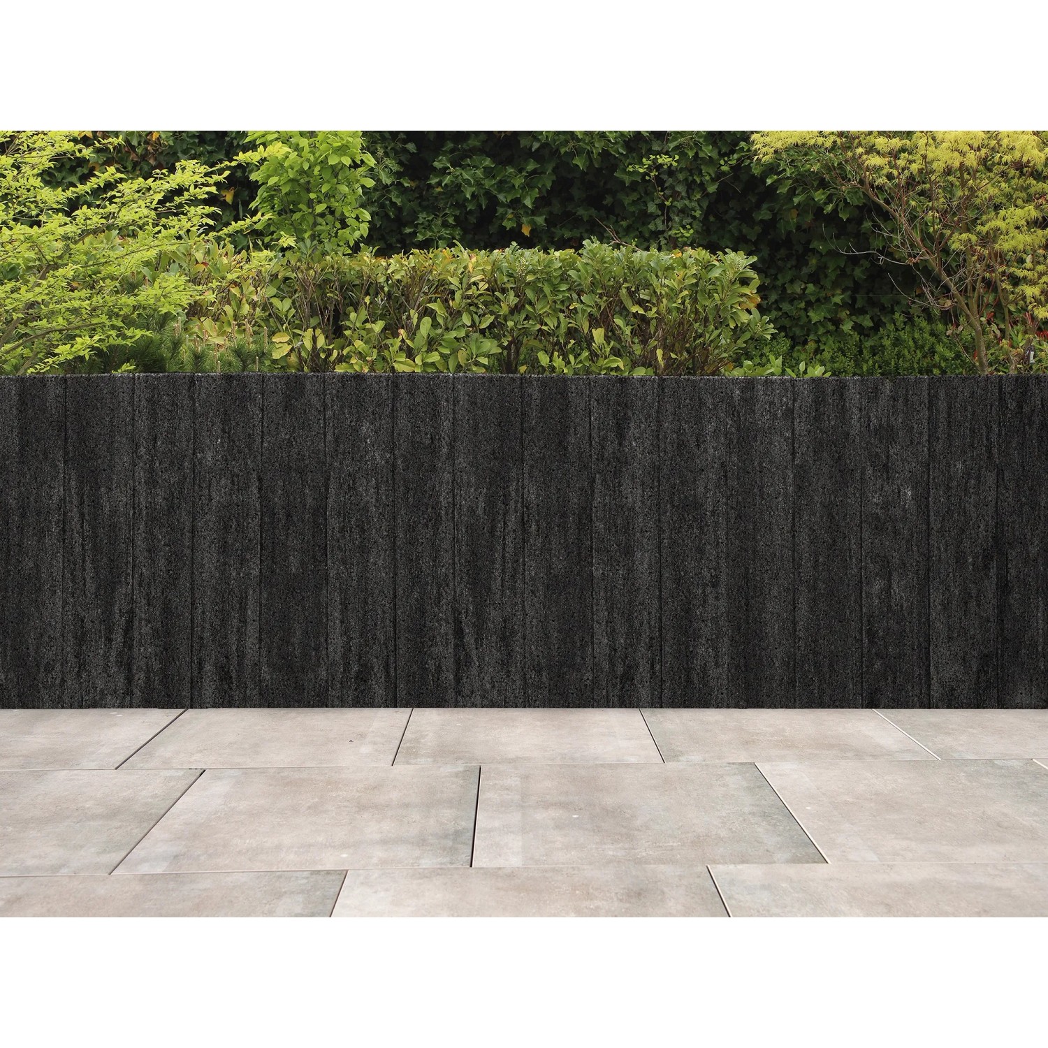Diephaus Palisade Limos Basalt, 120 cm, als Randbegrenzung im Garten.