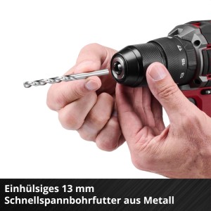 Hände setzen Bohrer in das 13 mm Metall-Schnellspannbohrfutter des Einhell Akku-Schlagbohrschraubers.