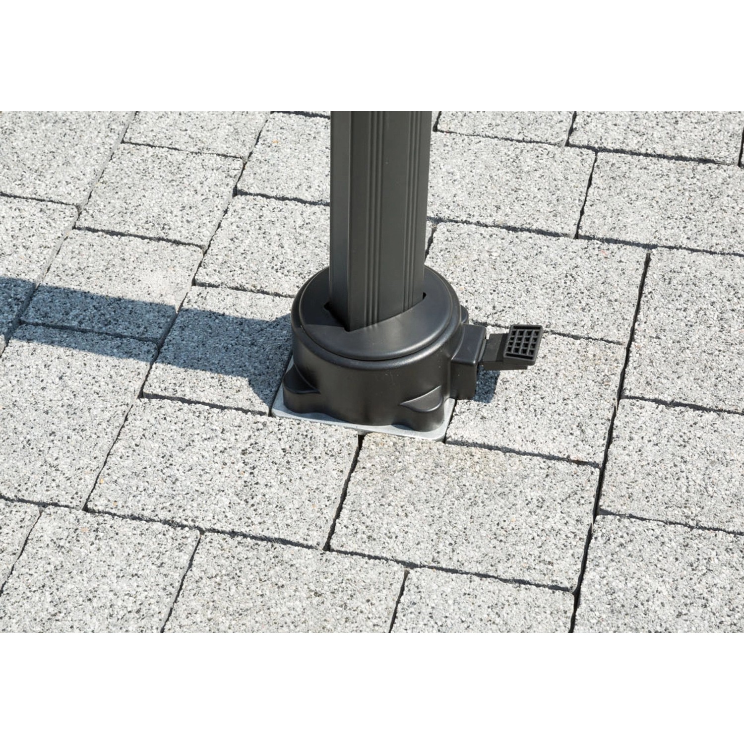 Schneider Universal-Bodenplatte für Ampelschirme, einbetoniert in grauem Steinboden.