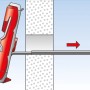 Illustration: Fischer Duotec Kippdübel in Anwendung an einer Wand. Dübel aus Kunststoff, rot/grau.