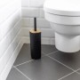 Schwarze WENKO WC-Garnitur Rotello mit Bambusdeckel neben Toilette.