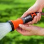 Gardena Bewässerungsbrause in Aktion: Wasserstrahl für die Gartenbewässerung.