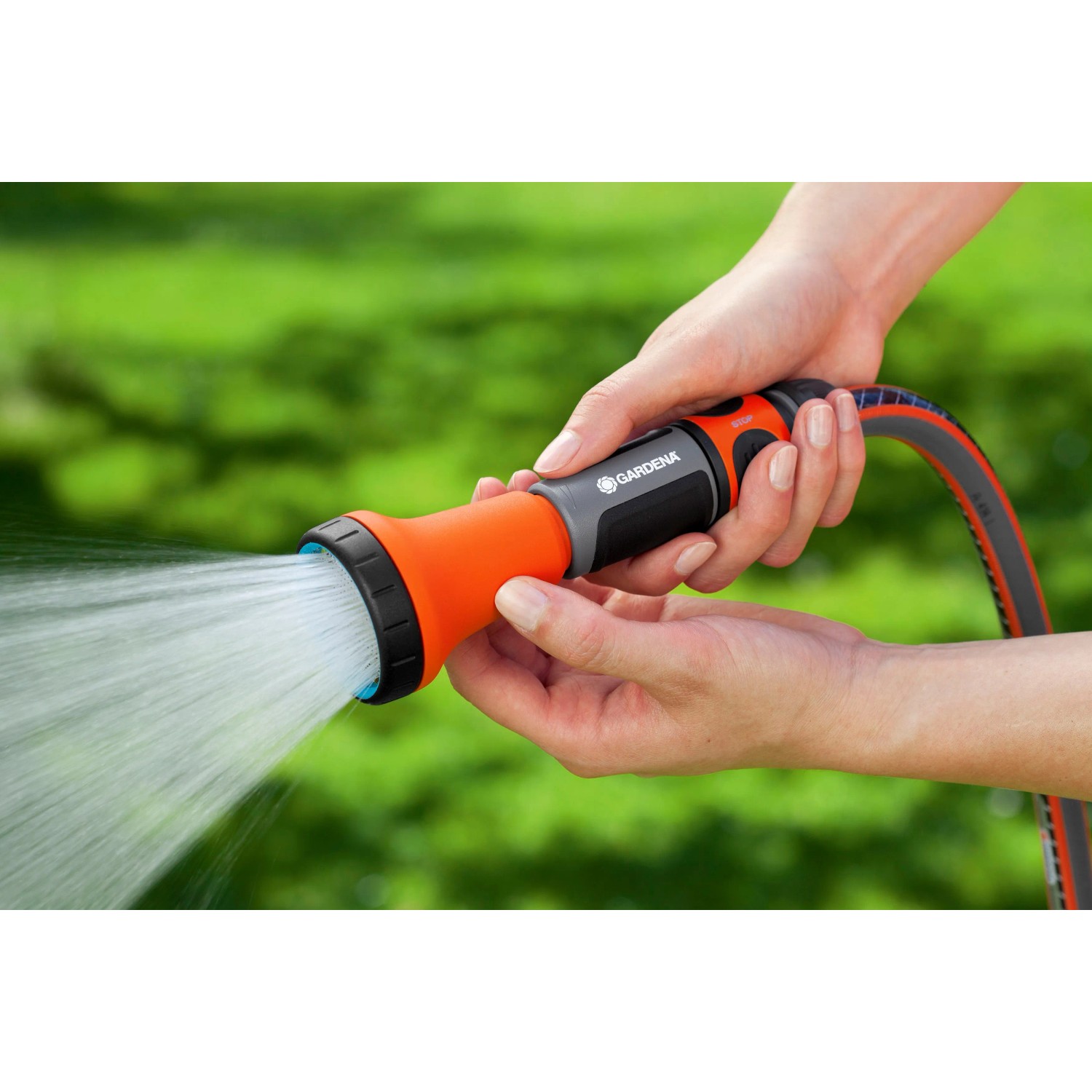 Gardena Bewässerungsbrause in Aktion: Wasserstrahl für die Gartenbewässerung.