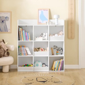 Weißes SoBuy Bücherregal Kinderregal mit 9 Fächern und Spielzeug im Kinderzimmer.