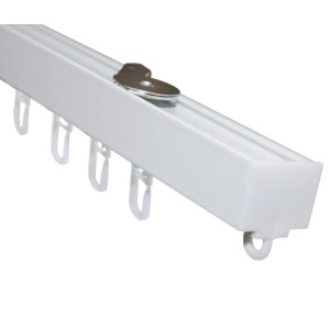 Detailaufnahme: Weiße Gardinia Aluminium Vorhangschiene Luna mit Gleitern und Befestigung.