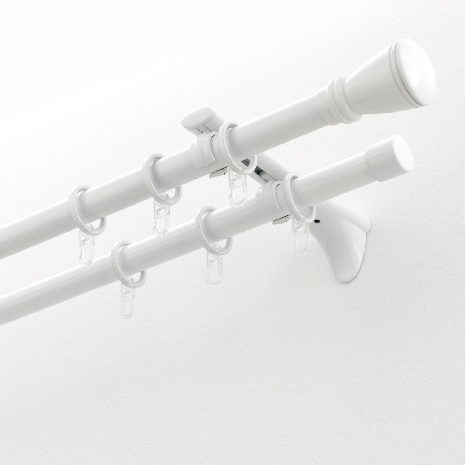 Weiße Gardinenringe Chicago von Gardinia, 10er-Pack, an einer weißen Stilgarnitur befestigt.