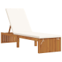 Sonnenliege aus Akazienholz mit creme Kissen, verstellbare Rückenlehne für Garten & Balkon.