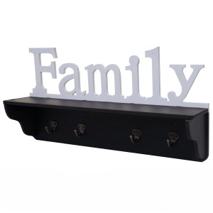 Schwarze Wandgarderobe "Family" mit weißem Schriftzug, 4 Haken und Ablagefläche.