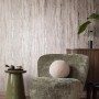 Cremefarbene Marburg Vliestapete mit Marmor- und Putzoptik im modernen Wohnraum.