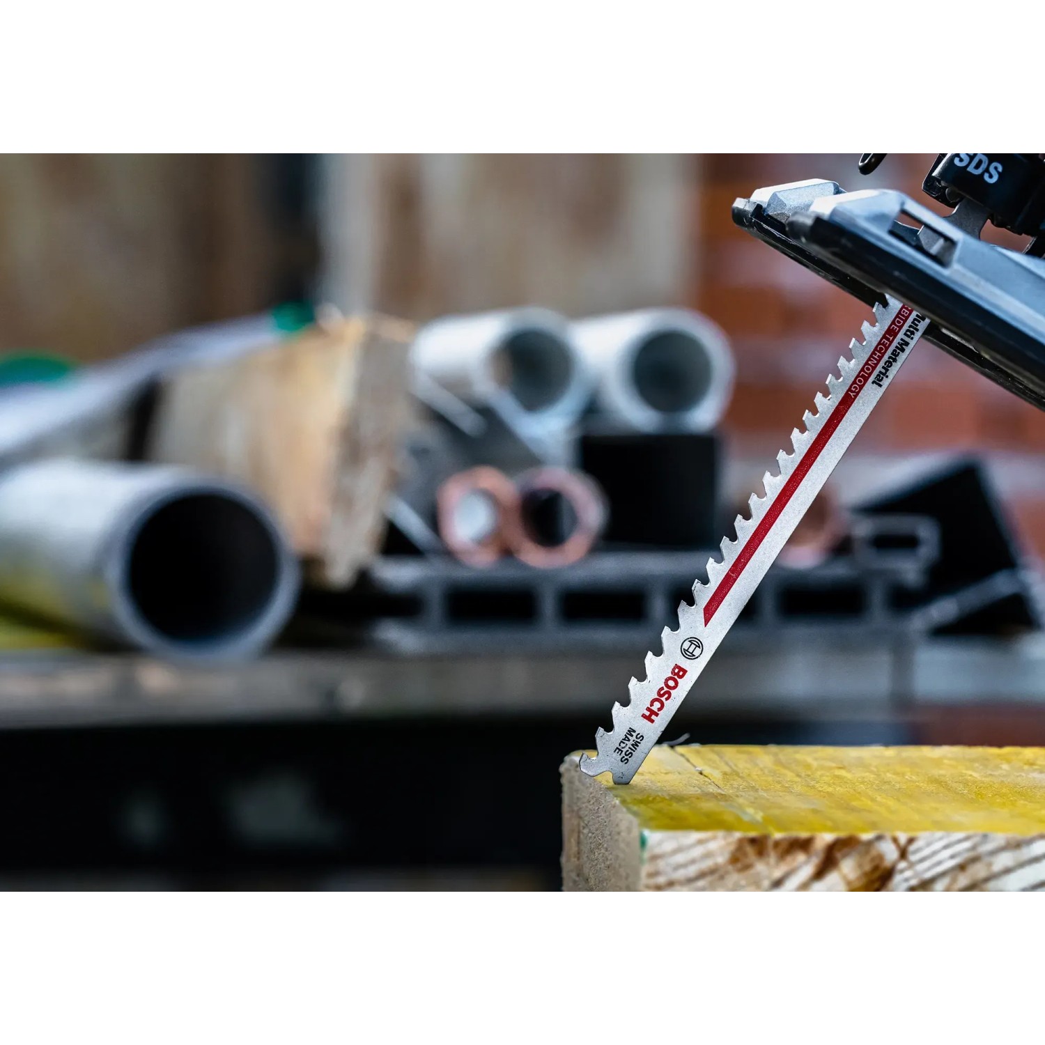 Bosch Expert Multi Material Stichsägeblatt T367 XHM im Einsatz beim Sägen von Holz.
