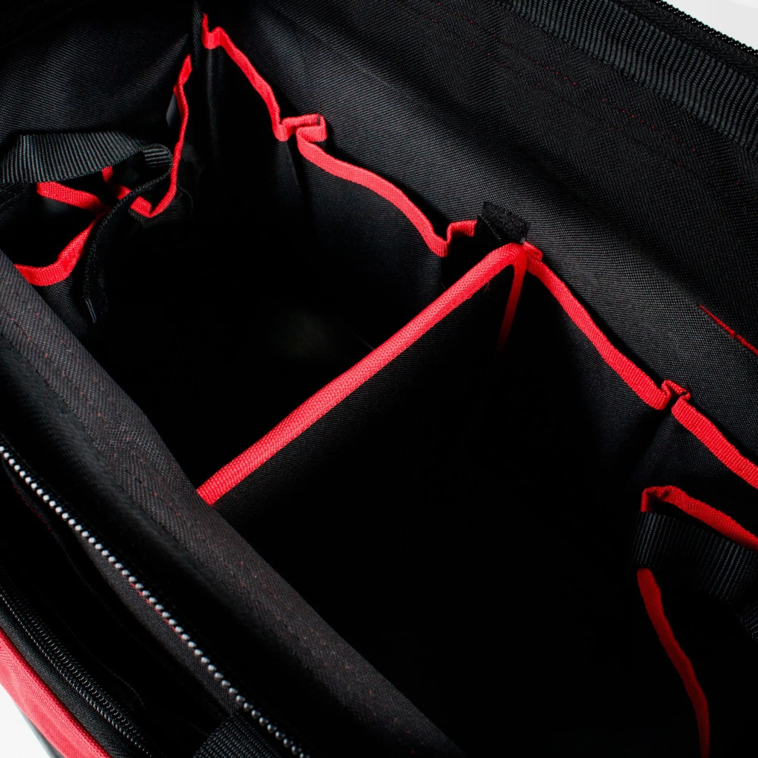 Offene Mephisto Werkzeugtasche Echo mit Fächern und roter Umrandung.