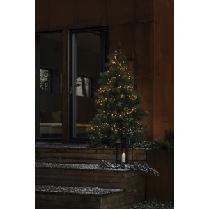 Weihnachtsbaum mit Konstsmide Micro-LED Lichterkette (600 warmweiße Dioden) und Laterne auf einer Holztreppe.