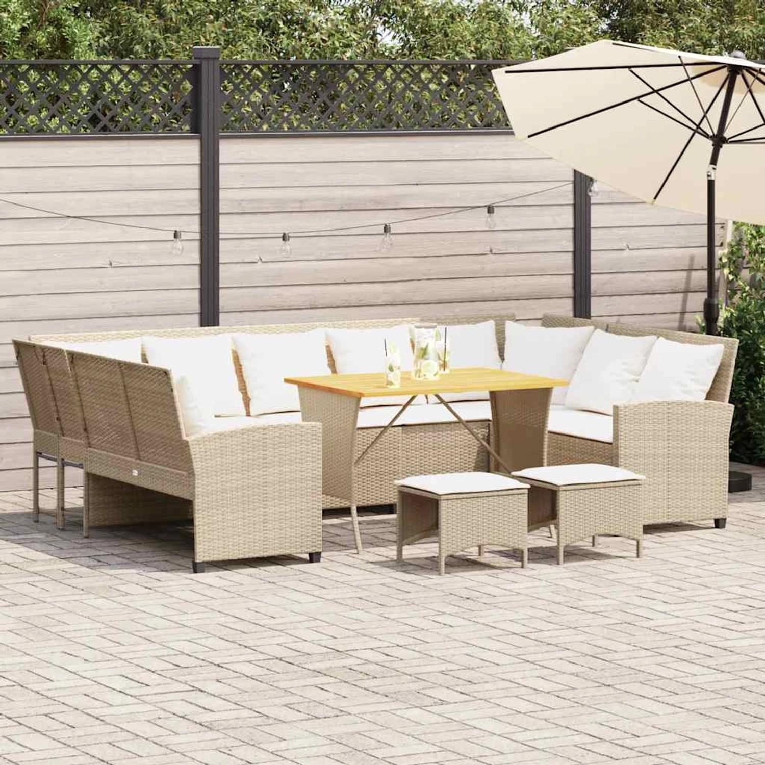 Beige 4-teilige Garten-Sofagarnitur aus Rattan mit Tisch und Kissen.