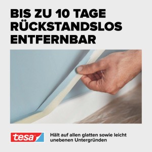 Hand zieht tesa Malerband Classic von blauer Wand ab, zeigt saubere Kante. Rückstandslos entfernbar.
