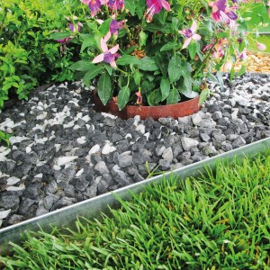 Bellissa Rasenkante Kreis Corten, Ø 20cm, als Beetumrandung mit Pflanzen und Steinen.