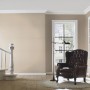 Helles Wohnzimmer mit Rasch Vliestapete Florentine III Uni Leinen in Beige. Dekorative Tapete mit Leinenstruktur.