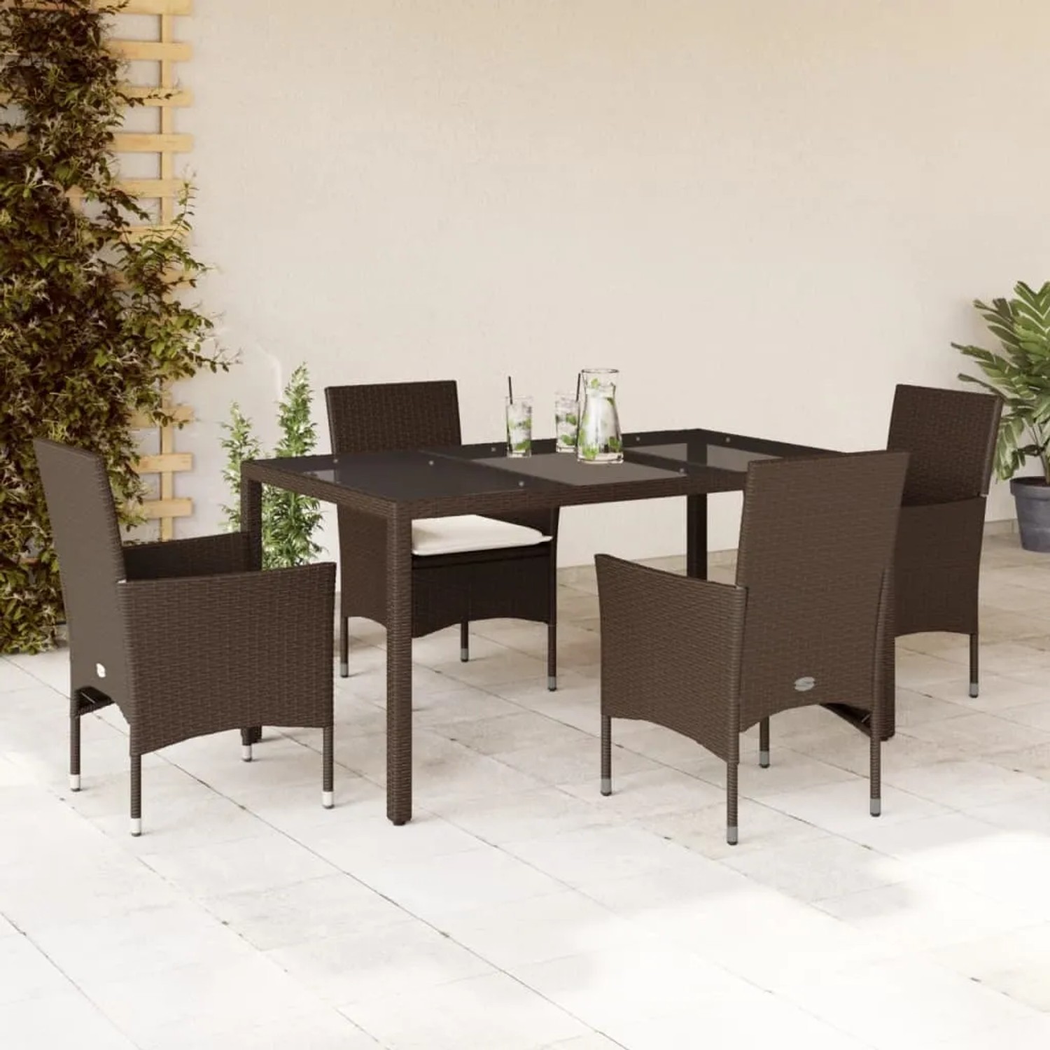 Braune 5-tlg. Garten-Essgruppe aus Rattan mit Glasplatte und Kissen.