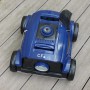 Blau-schwarzer CF Poolroboter CF100CL mit Akku für die automatische Poolreinigung.