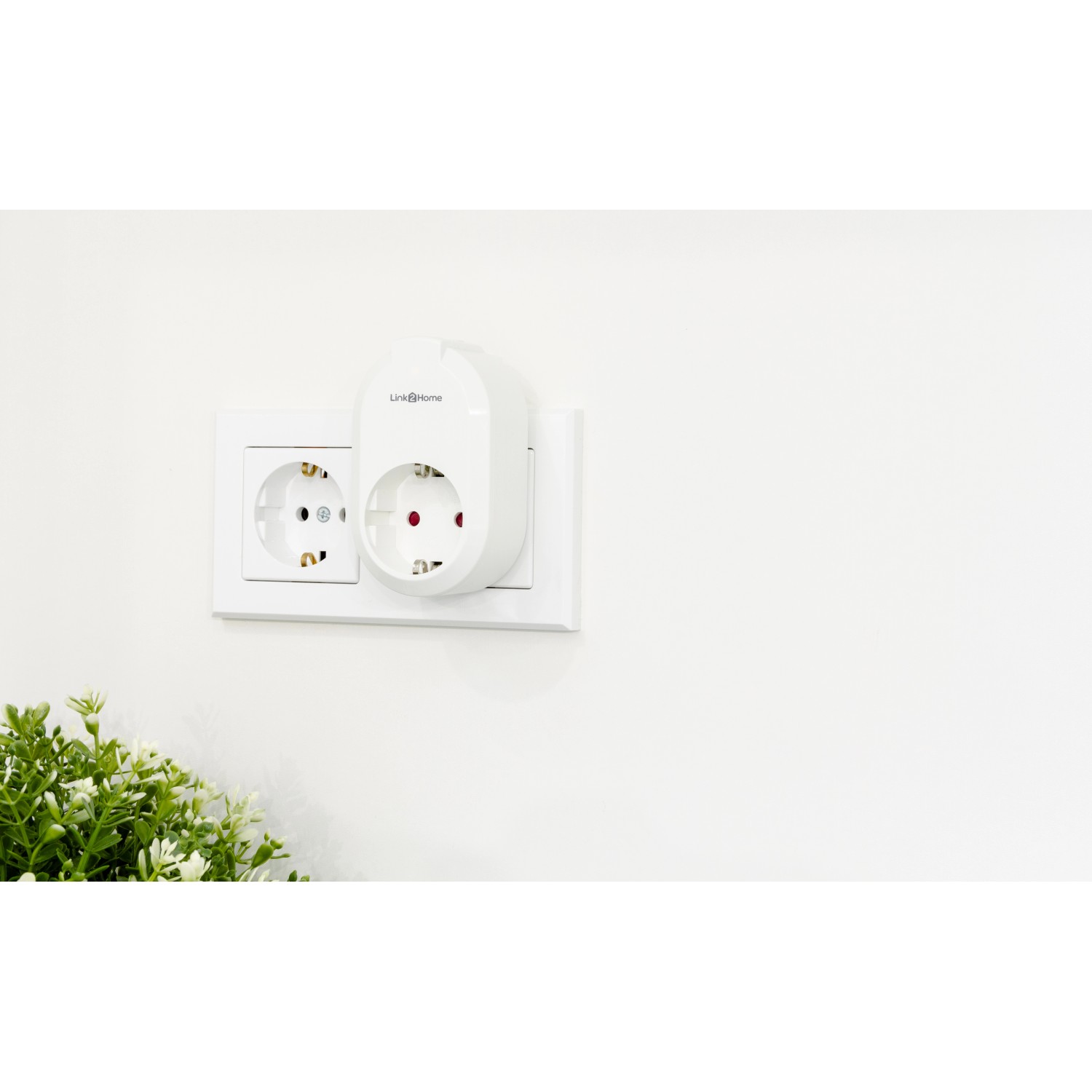 Weiße Link2Home WLAN Steckdose mit Zeitschaltuhr in Wandsteckdose. Smart Home Hausfunksteuerung.
