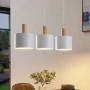 Moderne, weiße Lindby Pendelleuchte Kadir mit 3 Lampenschirmen aus Metall und Holz.